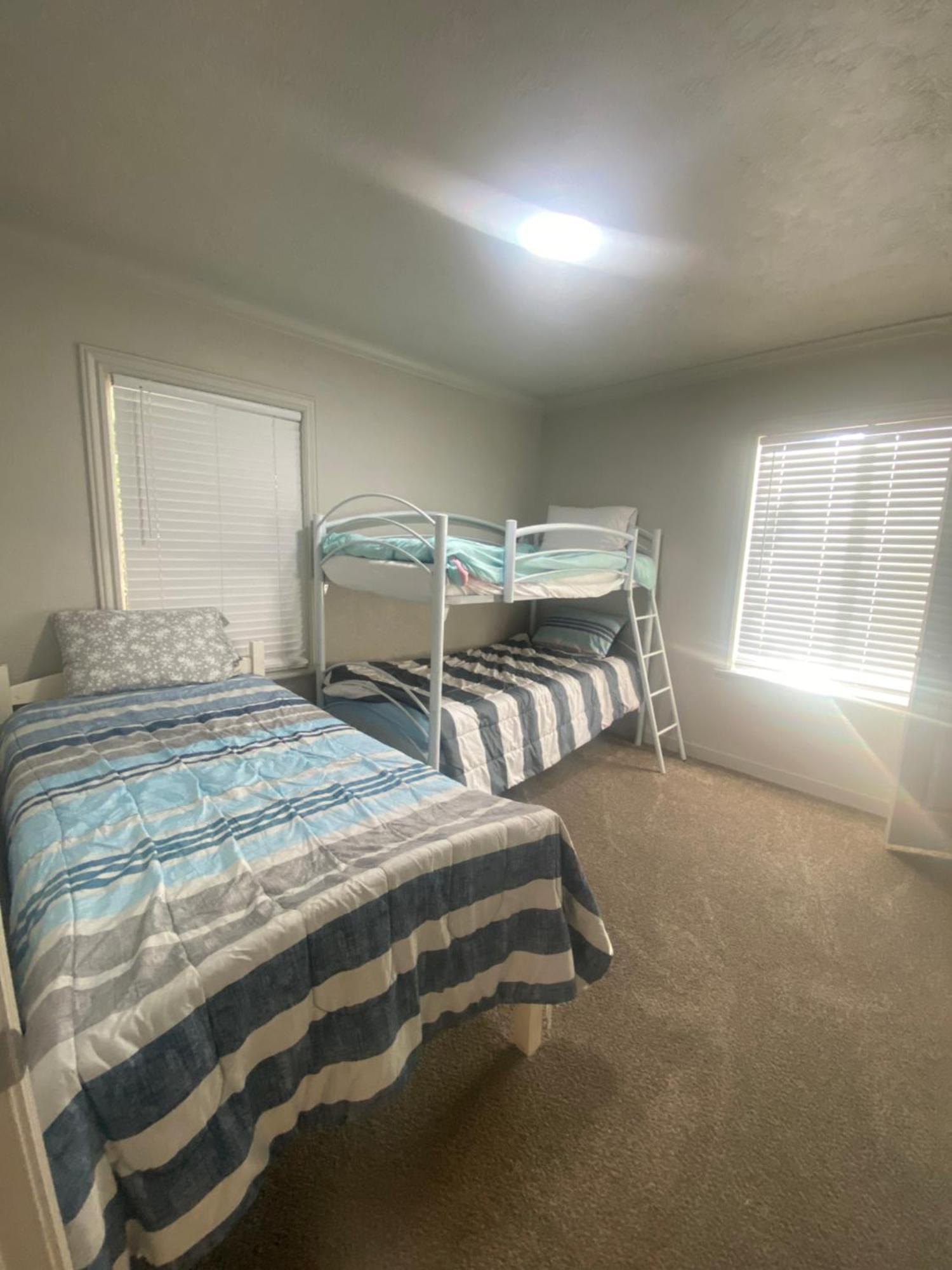 Cute Entire Small House With Large Yard! Pets Welcome! West Valley City Exterior photo